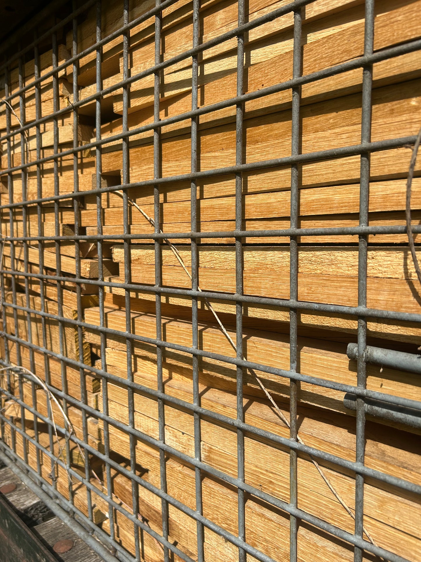 Brennholz aus Brett-Endstücken – trocken und ofenfertig