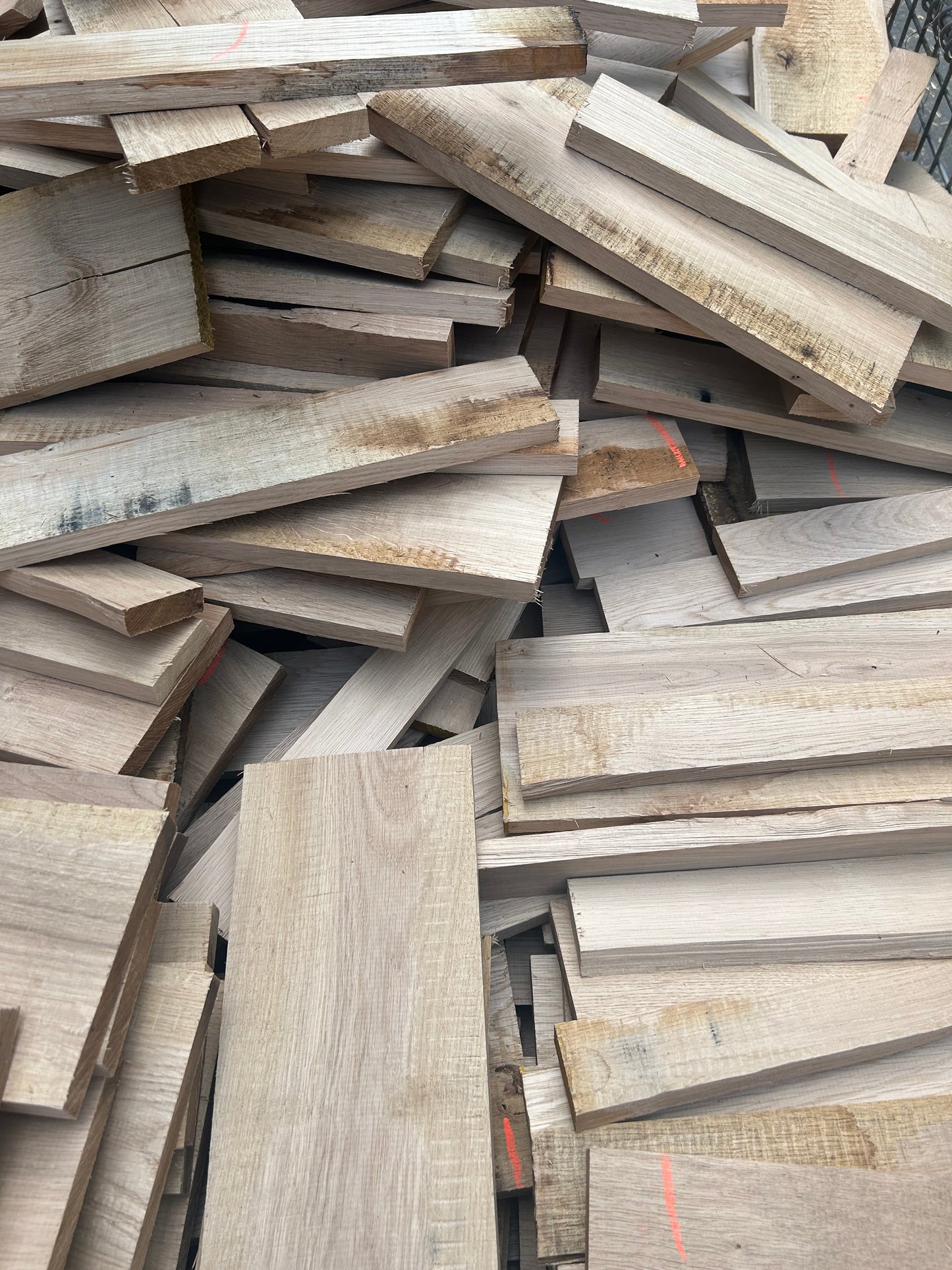 Brennholz aus Brett-Endstücken – trocken und ofenfertig